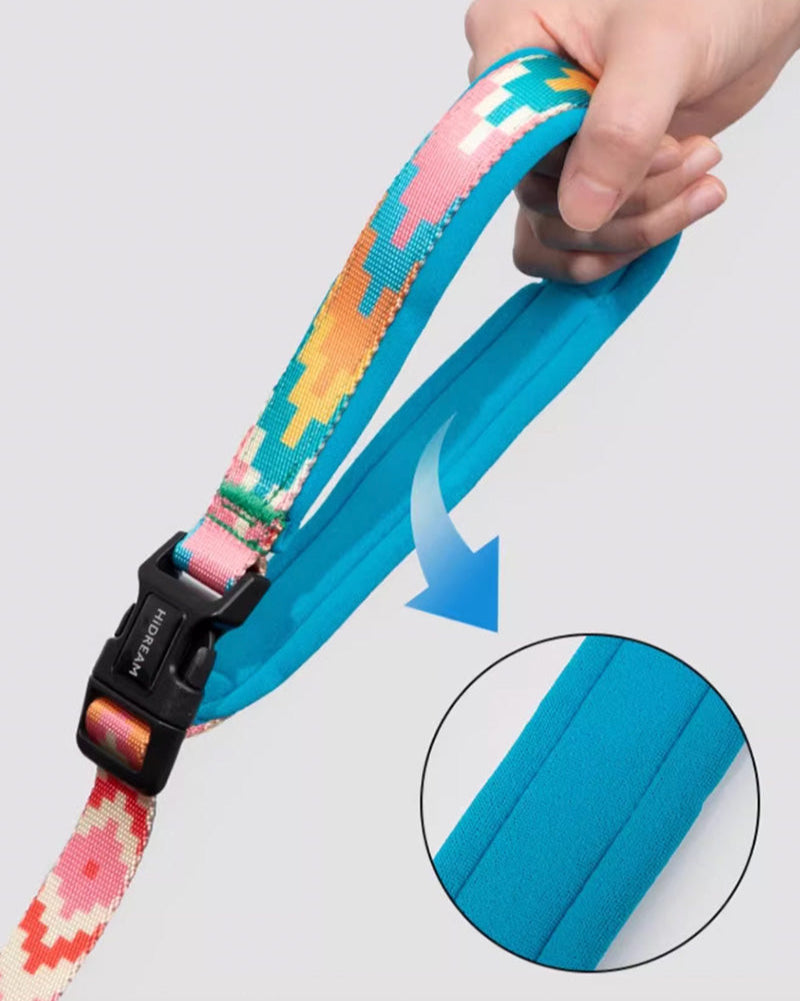 Close-up of padded handle on colorful hands-free dog leash – ergonomic grip with soft lining for extra comfort and control, features HIDREAM buckle and durable nylon webbing